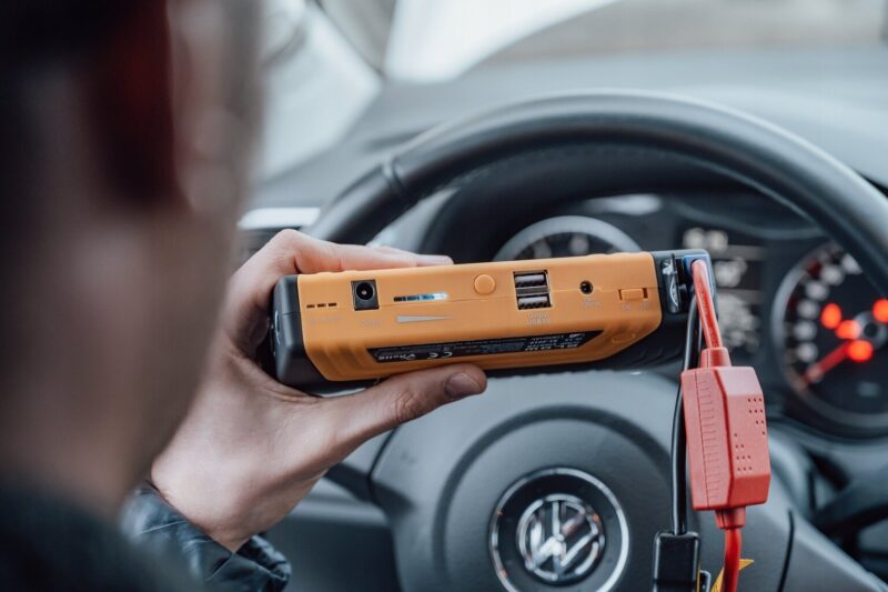 Greitasis starteris, įkrovos BOOSTER PowerBank 12800mAh Integruotas žibintuvėlis ir apsauginis plaktukas