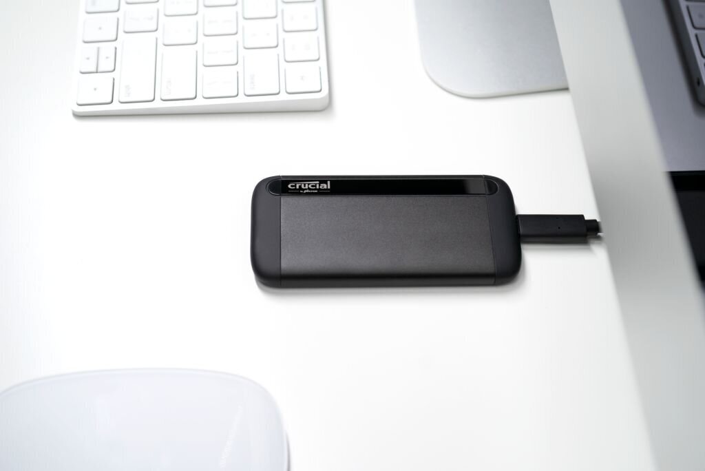 crucialx8portablessd251tbinternetureference  belsilt Crucial X8 Portable SSD 1TB  greita ir patvari duomenų saugykla