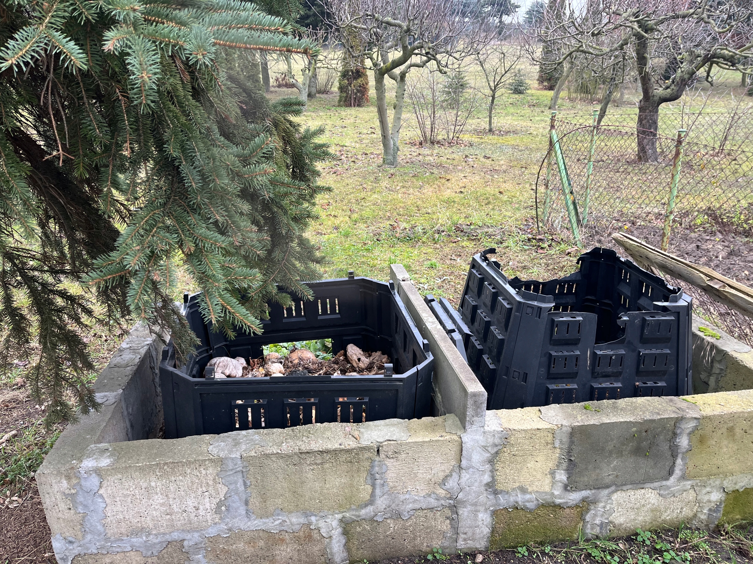 2e9a4c064ebbb4244bf2805d5e80 belsilt Komposto dėžė sodui 1050 l plastikinė atspari šalčiui su pagrindu