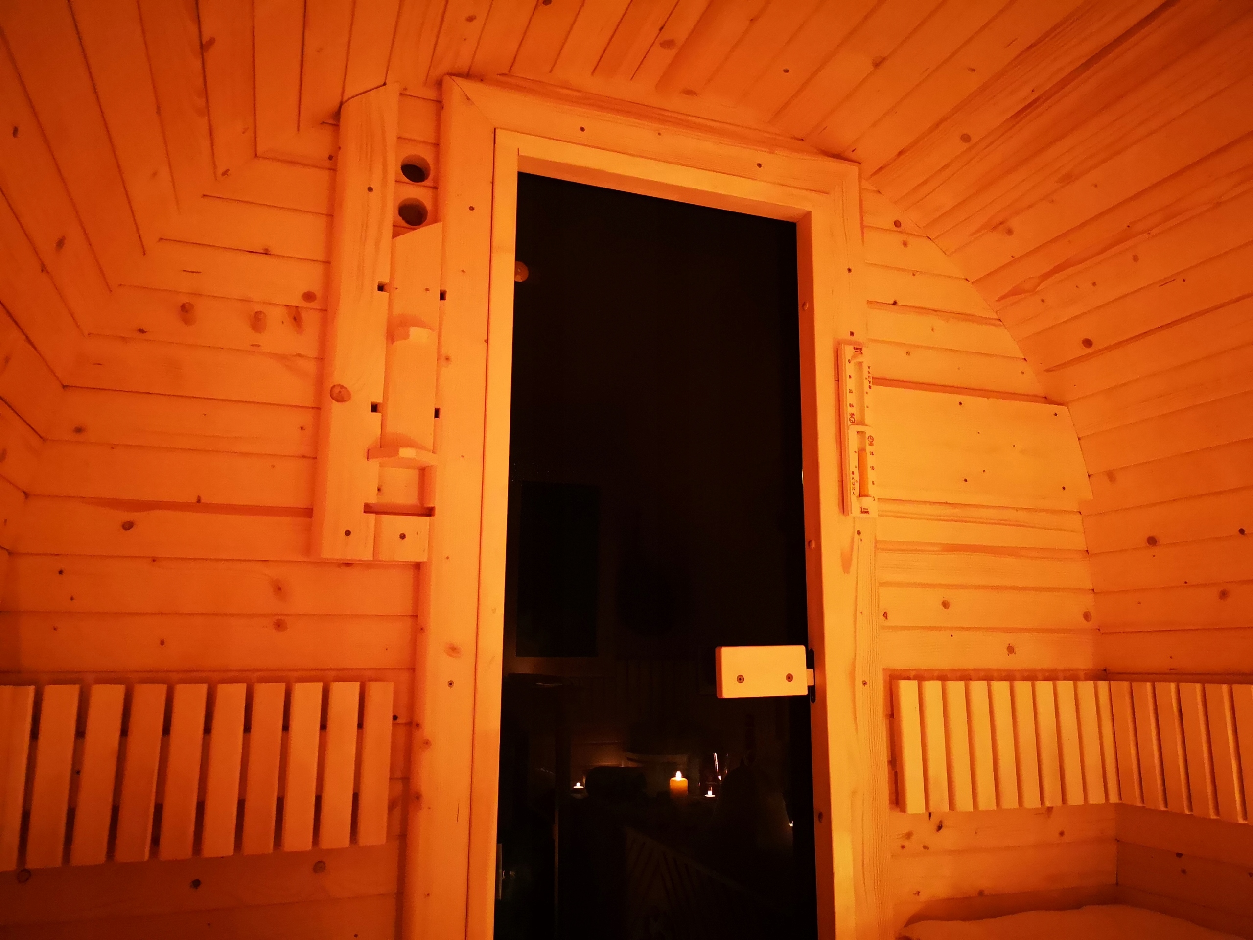RUSKABANIAsaunafinskaogrodowapiecHARVIAM3Cechydodatkoweoswietleniepodestwejsciowypodstawaschodekwejsciowytermometr belsilt Rusiška pirtis ir lauko suomiška sauna su Harvia M3 krosnele sodui ir sodybai