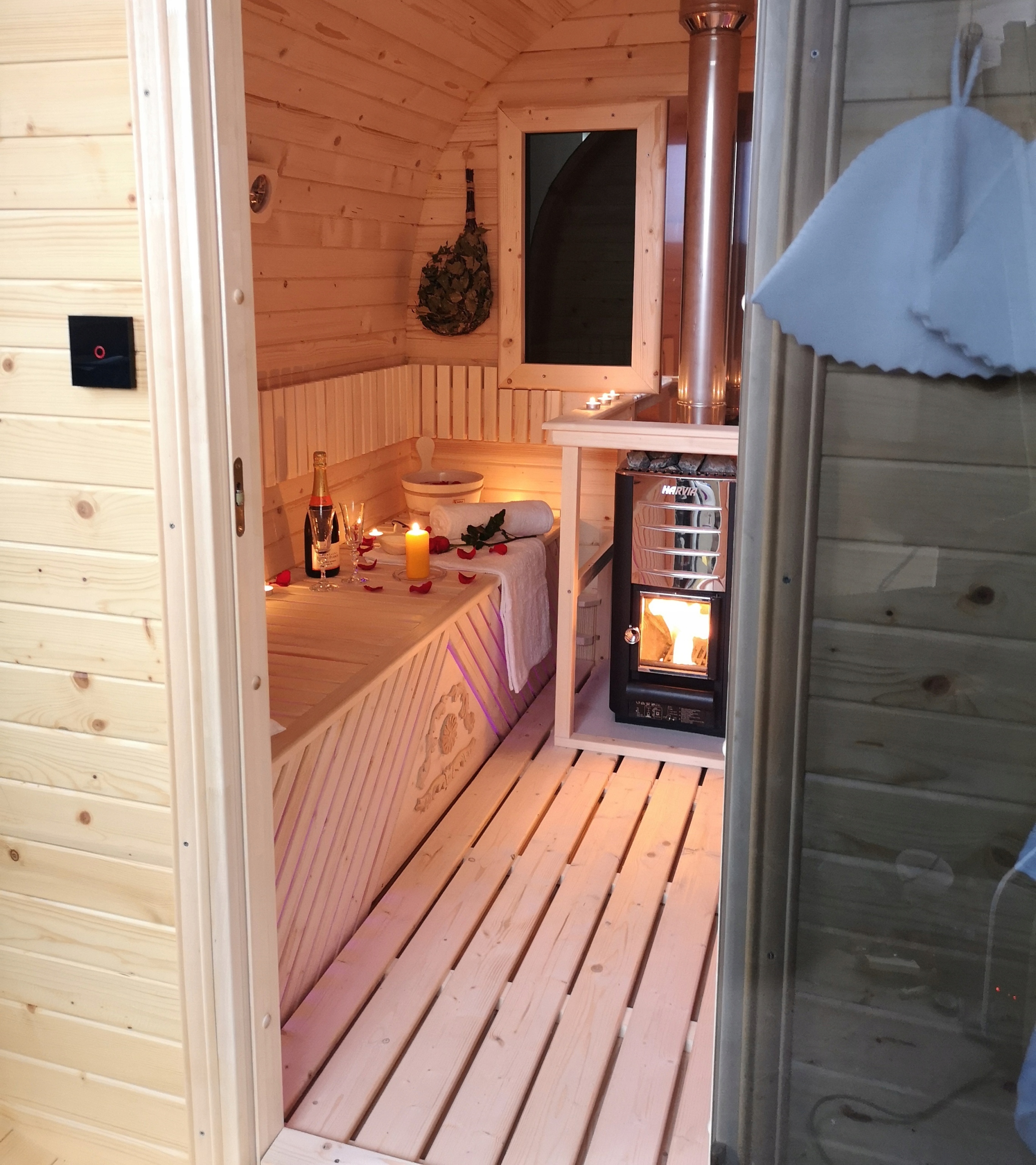 RUSKABANIAsaunafinskaogrodowapiecHARVIAM3Materialwykonaniadrewnoswierkowe belsilt Rusiška pirtis ir lauko suomiška sauna su Harvia M3 krosnele sodui ir sodybai