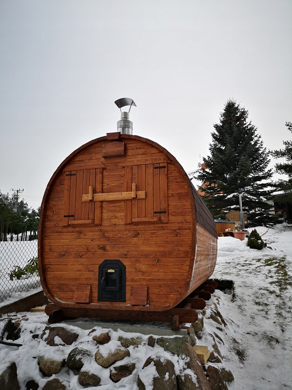 SAUNAdoogrodudomekprzebieralniastovemanSAuNWagaproduktuzopakowaniemjednostkowym1400kg belsilt Lauko sauna namelis su persirengimo zona Stoveman krosnelė su patogia komplektacija