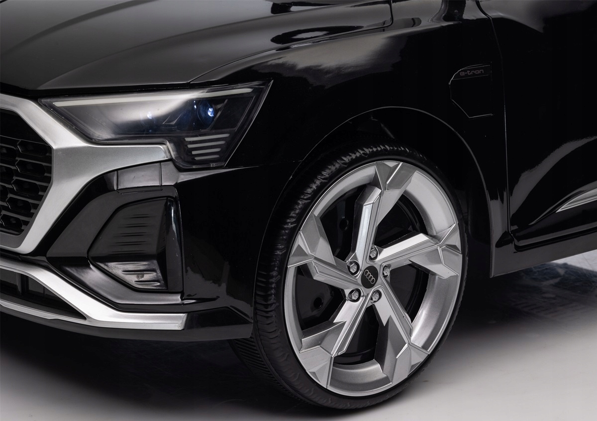 AUDISQ84x4EVASKORAAutonaakumulator12v7ahpilot24GLEDCertyfikatyopinieatestyCEEN71 belsilt Audi SQ8 4X4 EVA eko odos sėdynė elektrinis automobilis vaikams 12 V 7 Ah nuotolinio valdymo pultas 24G LED
