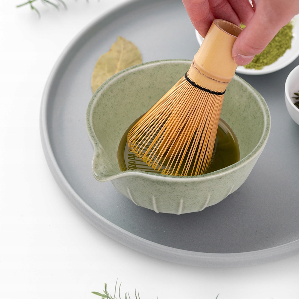 BAMBUSOWATRZEPACZKAMIOTELKADOMATCHYMATCHAZESTAWCERAMIKANAPREZENTWagaproduktuzopakowaniemjednostkowym075kg belsilt Dovanų matcha rinkinys su chasen šluotele patogiam ritualui