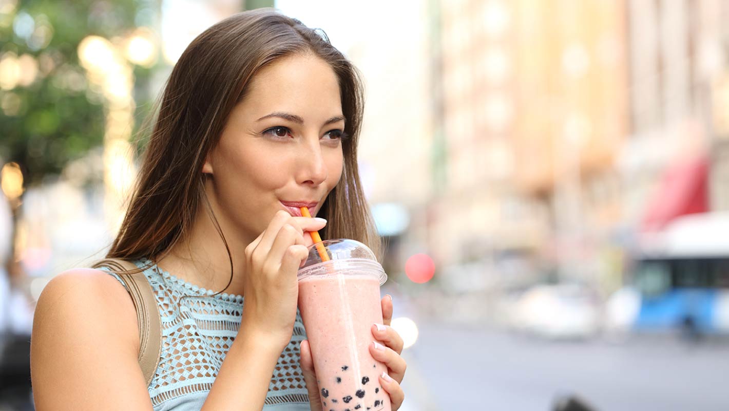 BubbleTeapekajacekulkiowocowekawiormolekularnypoppingboba4SMAKINazwahandlowaKuchniamolekularnapoppingbobaburstingpearlsperelkiperlytapiokatopping belsilt Sprogstantys perlai Bubble Tea skanūs burbuliukai gėrimams
