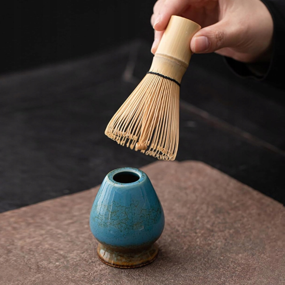 CERAMICZNYZESTAWDOMATCHAZDZIOBKIEMNIEKAPKIEMIPODSTAWKANAMIOTELKEKodproducentaDLUGOPISYPEDZELKOWE belsilt Matcha ruošimo rinkinys su keramika ir chasen šluotele