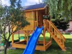 Vaikų lauko žaidimų aikštelė su nameliu su čiuožykla su smėlio dėže 28×2