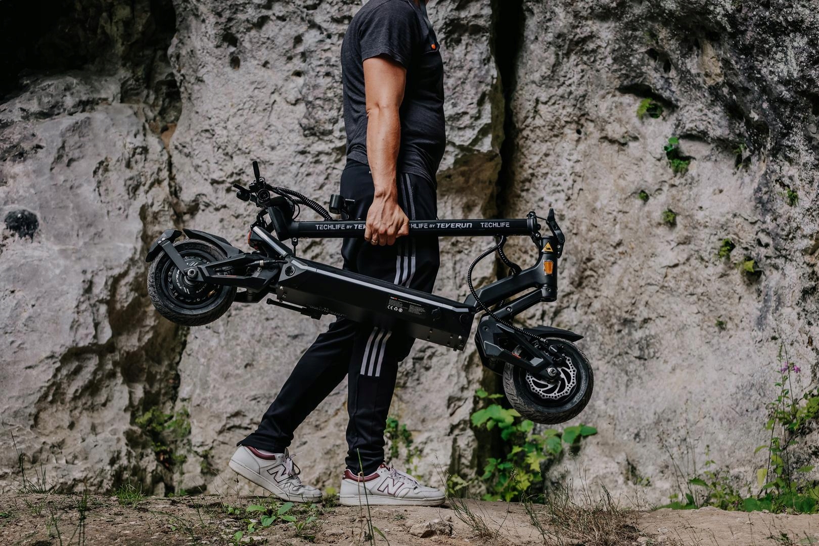 HULAJNOGAELEKTRYCZNATECHLIFEQ7RSXV2MOC3000WZASIEG100KM30AH52VKolorczarny belsilt Elektrinis paspirtukas TECHLIFE Q7 RSX V2 galia 3000 W nuvažiuojamas atstumas 100 km 30 Ah 52 V