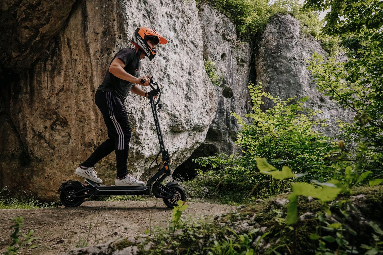 HULAJNOGAELEKTRYCZNATECHLIFEQ7RSXV2MOC3000WZASIEG100KM30AH52VWaga30kg belsilt Elektrinis paspirtukas TECHLIFE Q7 RSX V2 galia 3000 W nuvažiuojamas atstumas 100 km 30 Ah 52 V