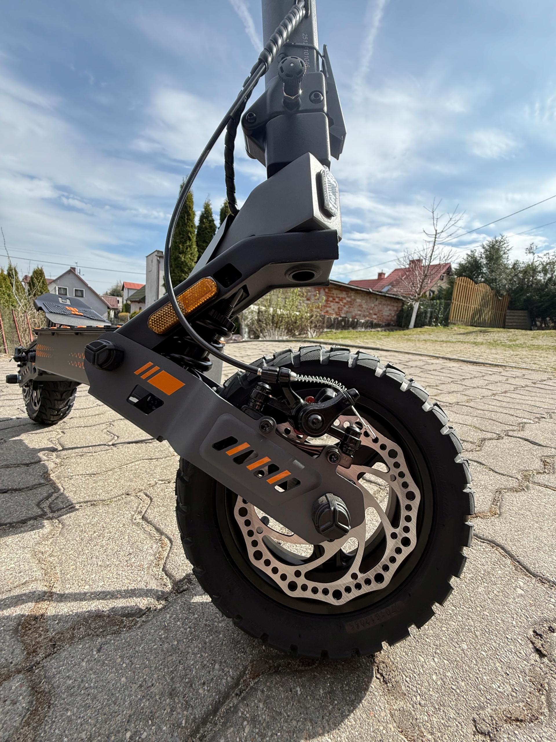 HulajnogaElektrycznaTerenowaF1DUZYZASIEG60kmMOCNA800WBATERIA15AhHamulectarczowymechaniczny belsilt Elektrinis paspirtukas bekelės F1 ilgas nuvažiuojamas atstumas 60 km galingas 800 W baterija 15 Ah