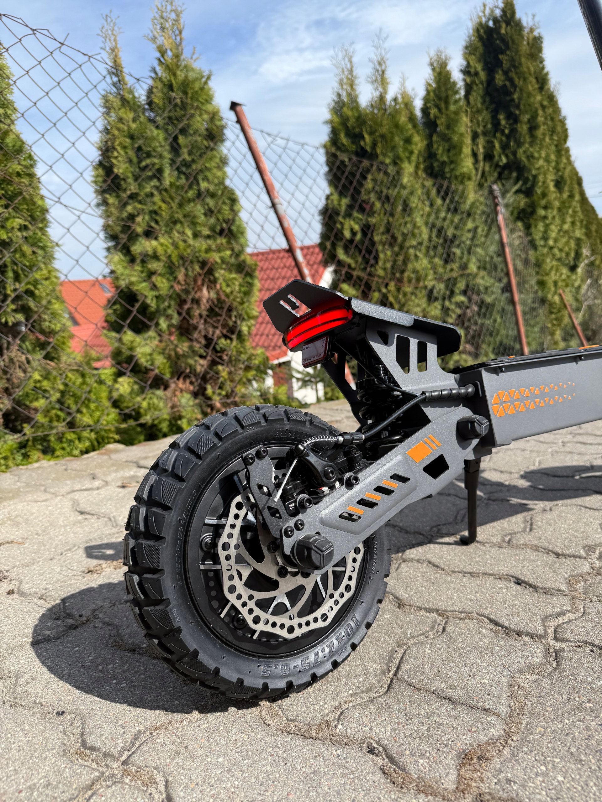 HulajnogaElektrycznaTerenowaF1DUZYZASIEG60kmMOCNA800WBATERIA15AhModelF1 belsilt Elektrinis paspirtukas bekelės F1 ilgas nuvažiuojamas atstumas 60 km galingas 800 W baterija 15 Ah