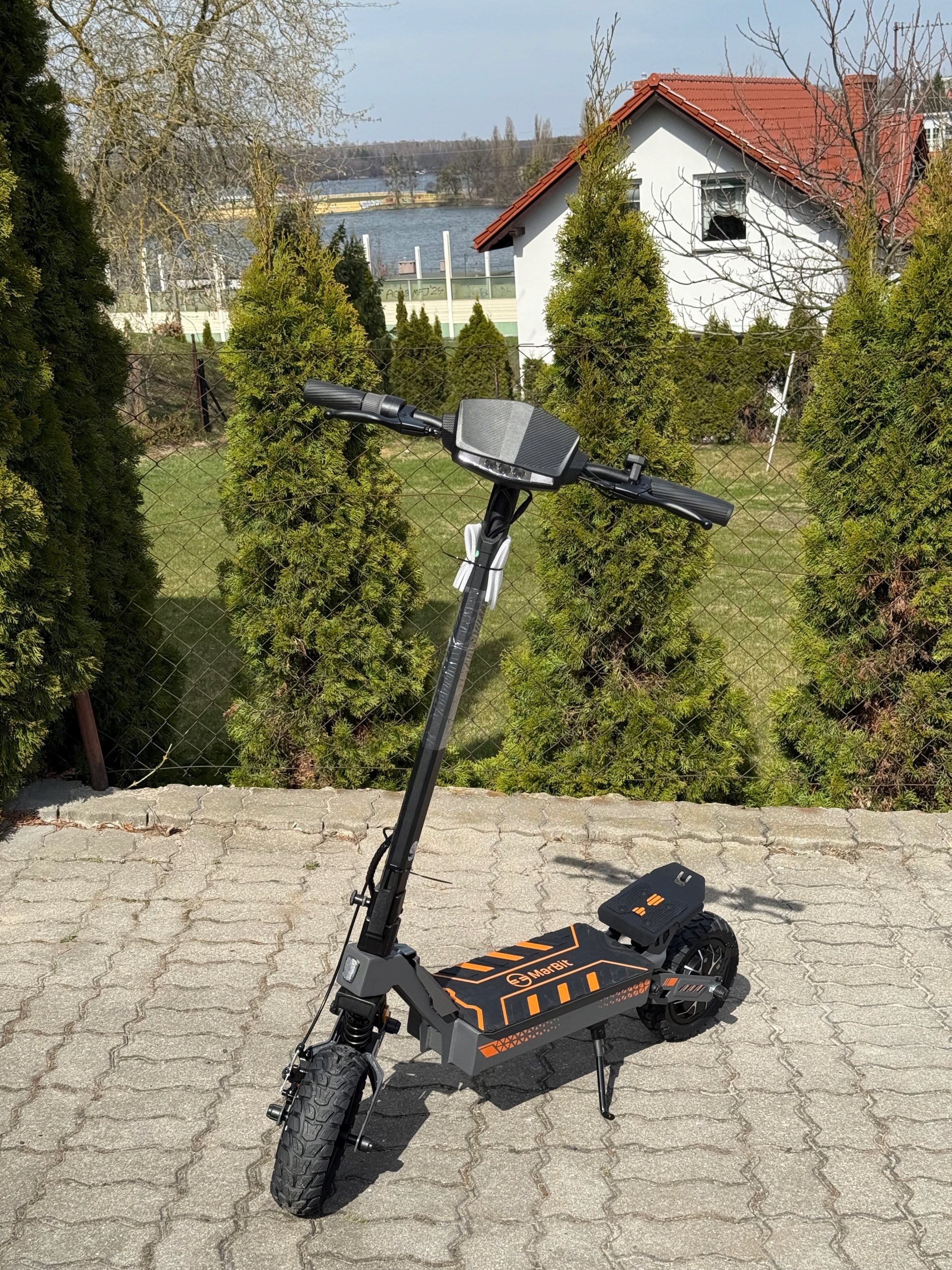 HulajnogaElektrycznaTerenowaF1DUZYZASIEG60kmMOCNA800WBATERIA15AhSrednicakolcale10 belsilt Elektrinis paspirtukas bekelės F1 ilgas nuvažiuojamas atstumas 60 km galingas 800 W baterija 15 Ah