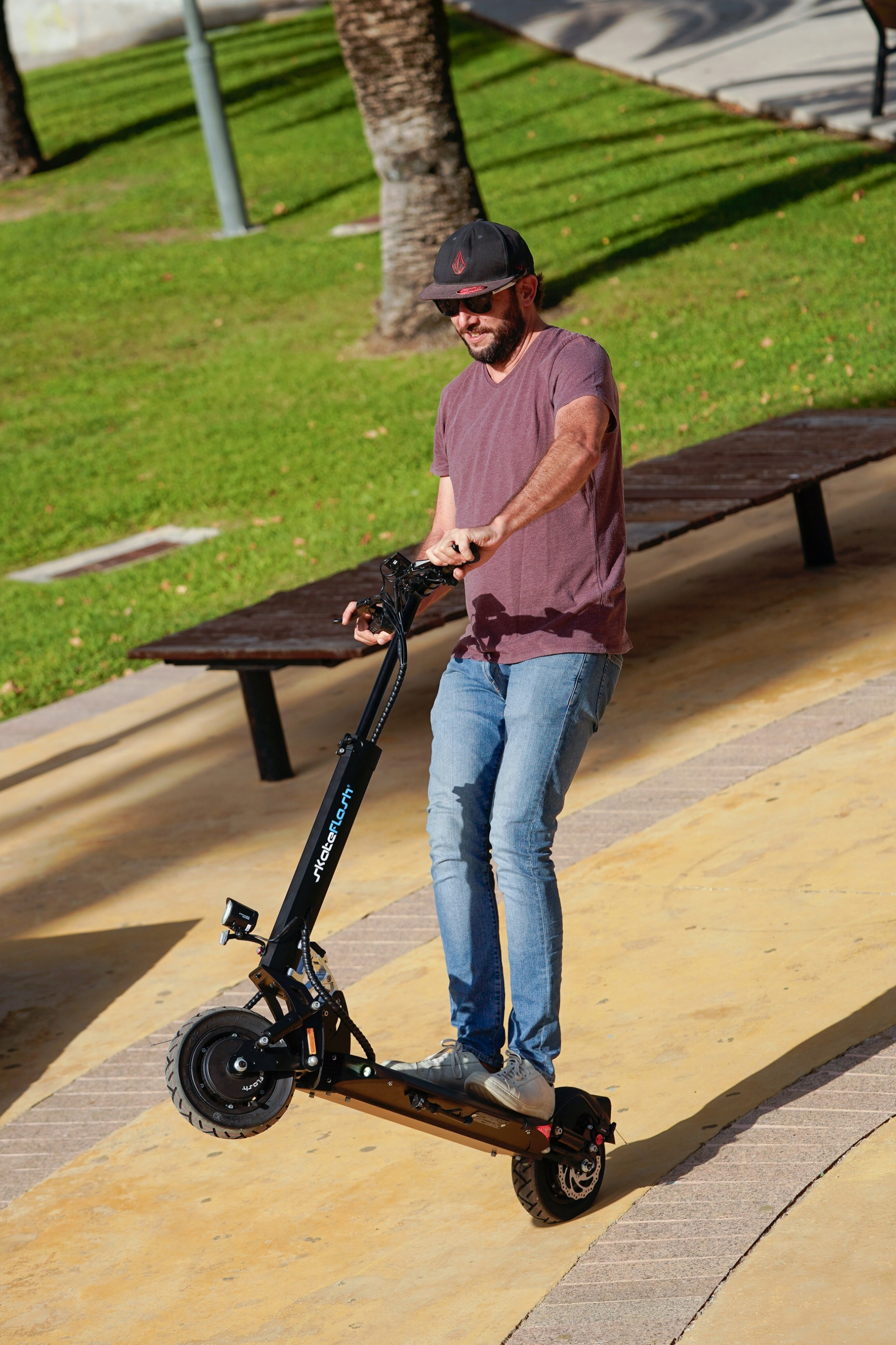 HulajnogaelektrycznaSkateFlashUrbanDualPro20kmhmax50kmdo120kgKodproducentaSKUrbanDualPro belsilt Elektrinis paspirtukas SkateFlash Urban DualPro 20 kmh max 50 km iki 120 kg