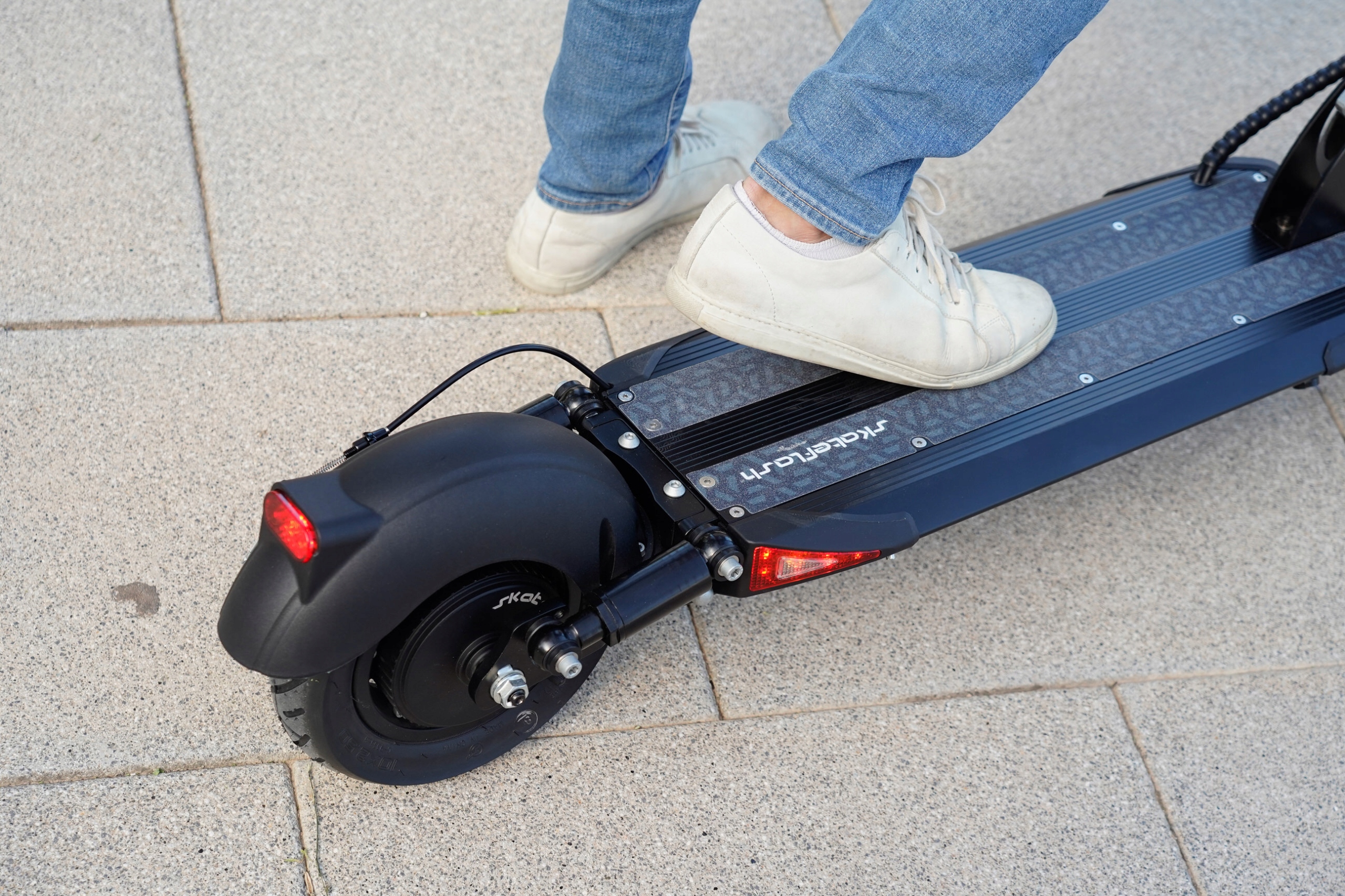 HulajnogaelektrycznaSkateFlashUrbanDualPro20kmhmax50kmdo120kgMaksymalnykatnachyleniaterenu20 belsilt Elektrinis paspirtukas SkateFlash Urban DualPro 20 kmh max 50 km iki 120 kg