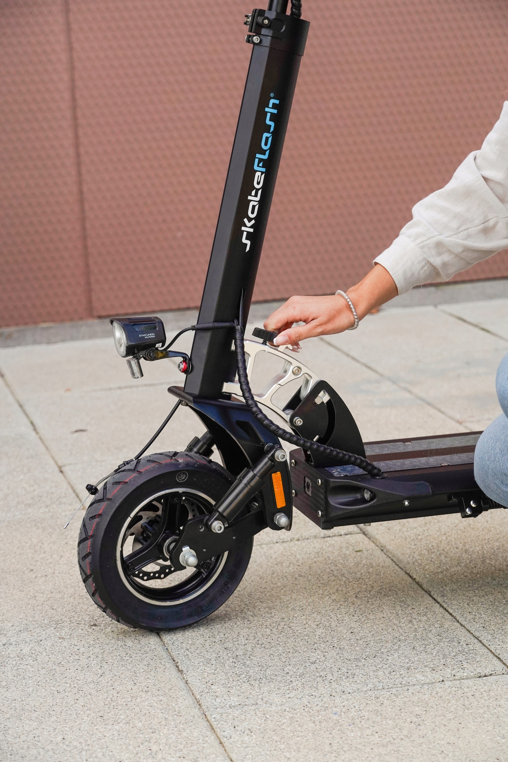HulajnogaelektrycznaSkateFlashUrbanDualPro20kmhmax50kmdo120kgModelSKUrbanDualPro belsilt Elektrinis paspirtukas SkateFlash Urban DualPro 20 kmh max 50 km iki 120 kg
