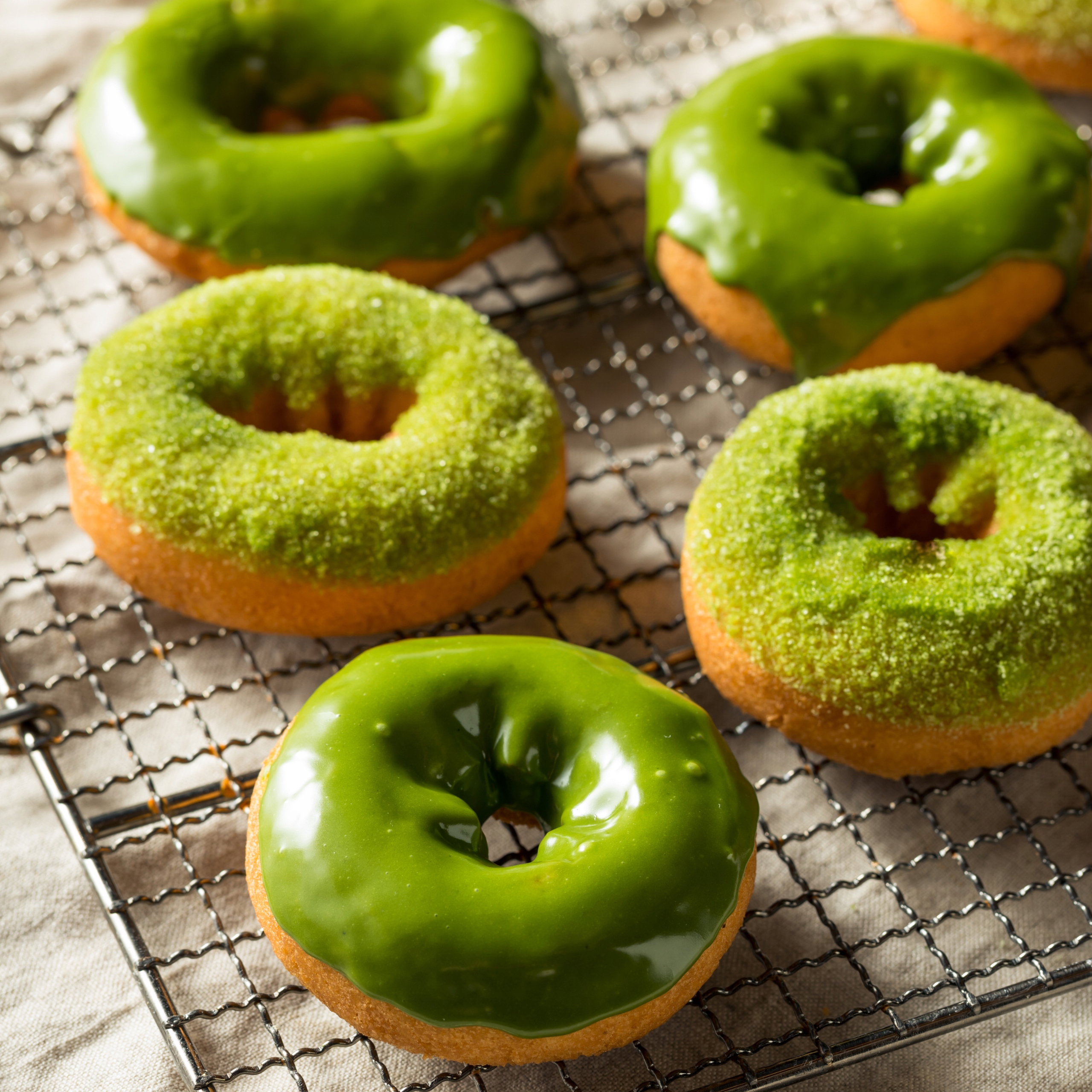 MATCHA100gHerbataZielonaCodzienna100gwproszkudolatteketonuttCechydodatkowebezlaktozyniesiarkowaneodpowiedniedladietyketogenicznejweganskiewegetarianskiewysokazawartoscblonnika belsilt Japoniška matcha arbata kasdienė keto ir lattei 100 g namų ritualui