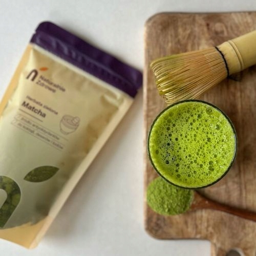 MATCHAHERBATAzielona100gcodziennasproszkowanawproszkuketodolatteProduktniezawierabarwnikowcukrukonserwantowolejupalmowego belsilt Japoniška matcha arbata kasdienė keto ir lattei 100 g
