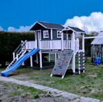 Vaikų lauko žaidimų aikštelė su nameliu ir čiuožykla 200x170