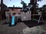 Vaikų lauko žaidimų aikštelė su nameliu su čiuožykla su sūpynėmis su laipiojimo zona 200×150