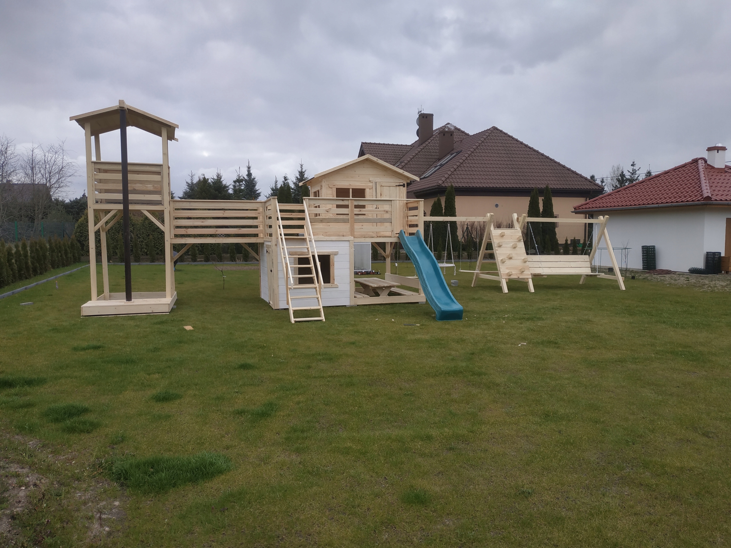 Vaikų lauko žaidimų aikštelė su nameliu su čiuožykla su smėlio dėže su sūpynėmis su laipiojimo zona 3.40×2.30