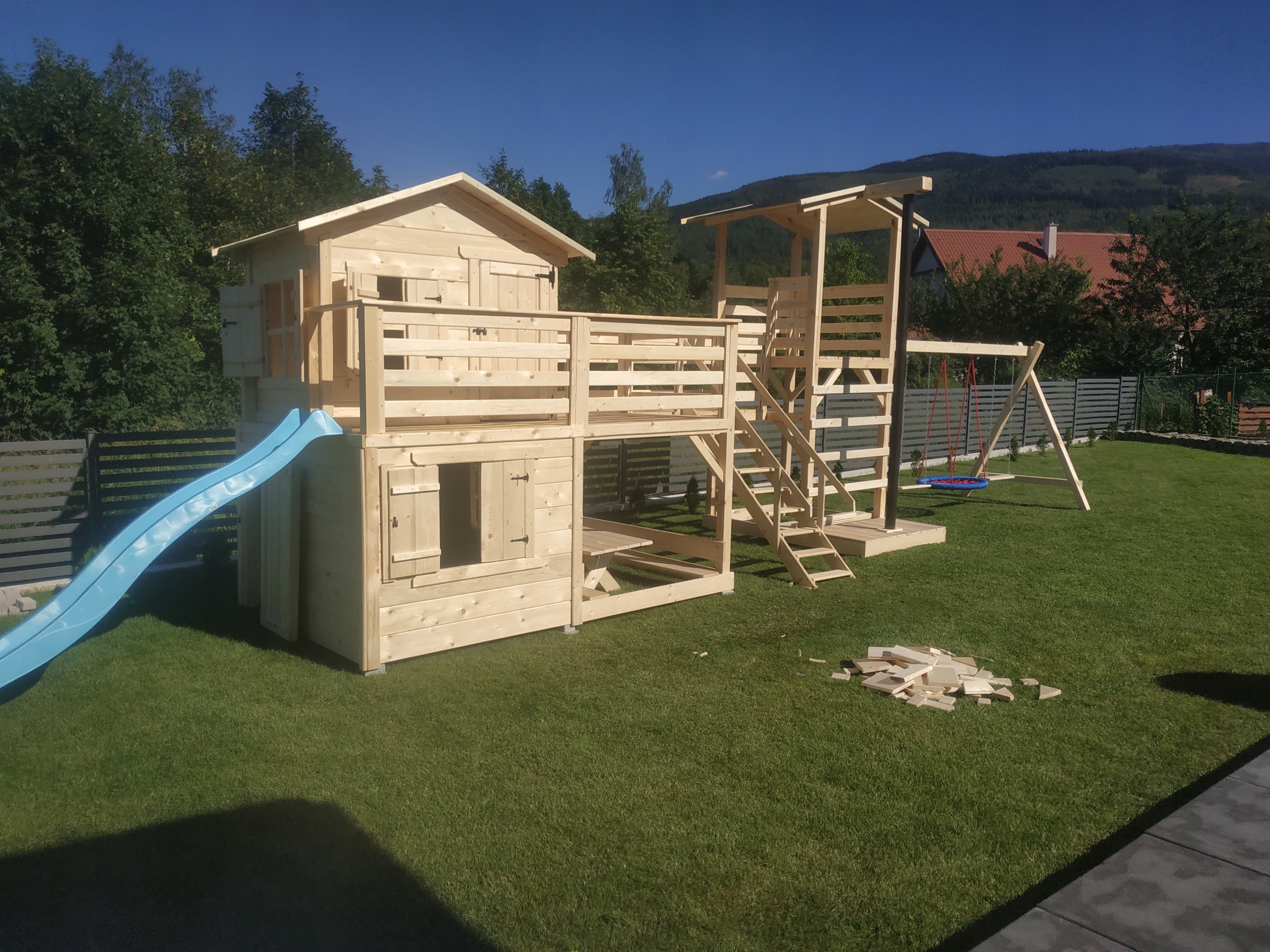 Vaikų lauko žaidimų aikštelė su nameliu su čiuožykla su smėlio dėže su sūpynėmis su laipiojimo zona 3.40×2.30