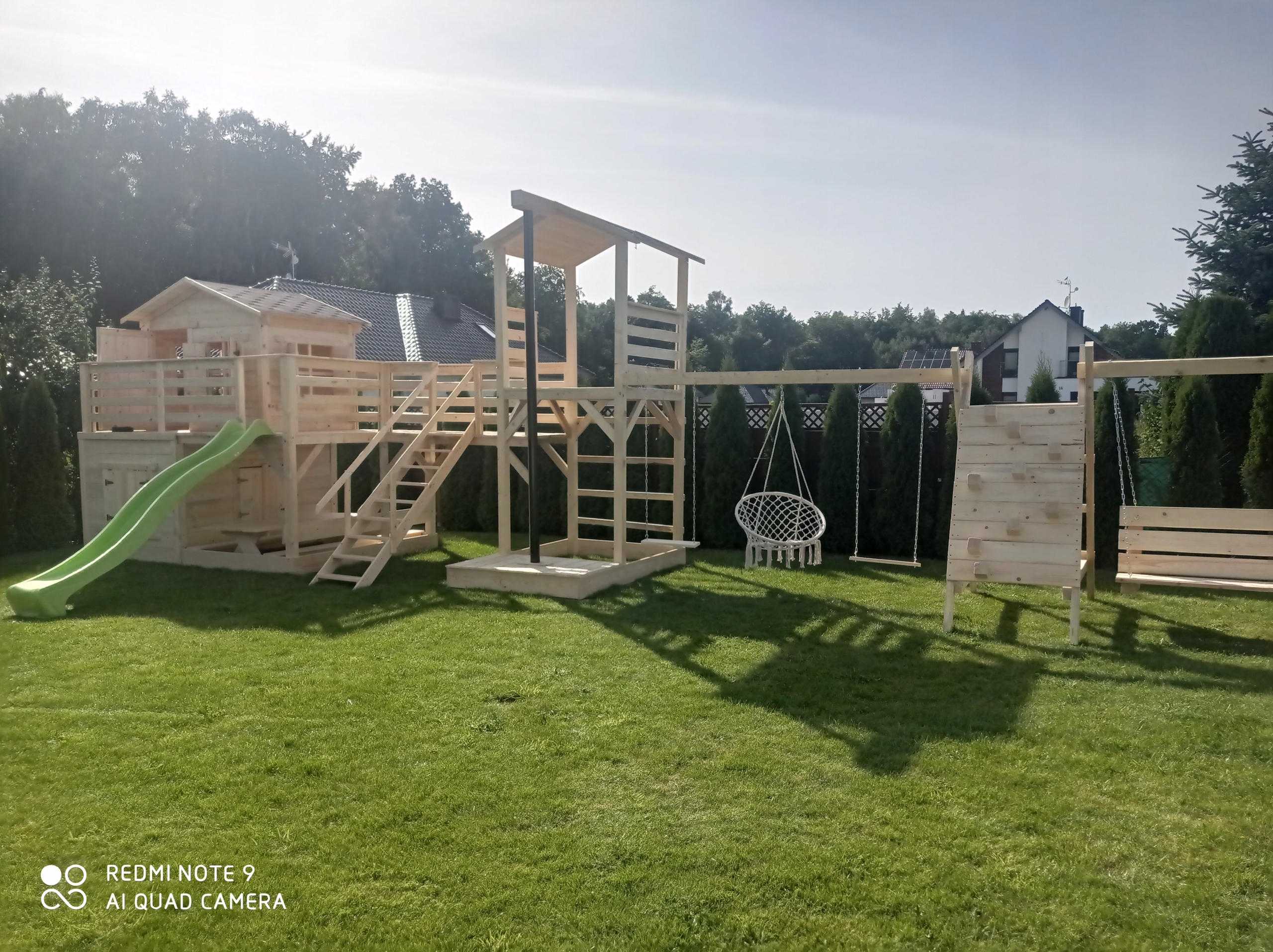 Vaikų lauko žaidimų aikštelė su nameliu su čiuožykla su smėlio dėže su sūpynėmis su laipiojimo zona 3.40×2.30