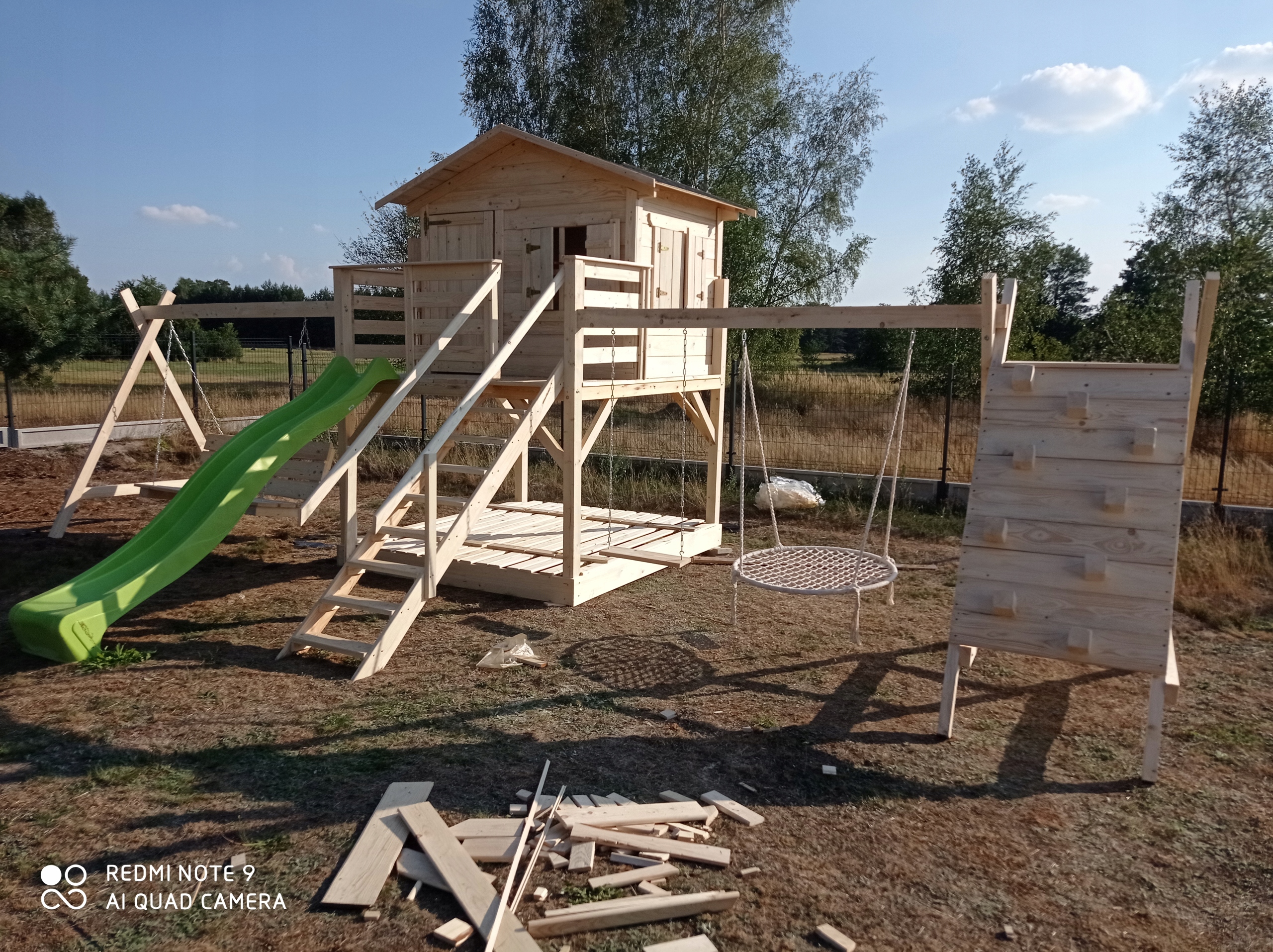 Vaikų lauko žaidimų aikštelė su nameliu su čiuožykla su smėlio dėže su sūpynėmis su laipiojimo zona su staliuku 200×150