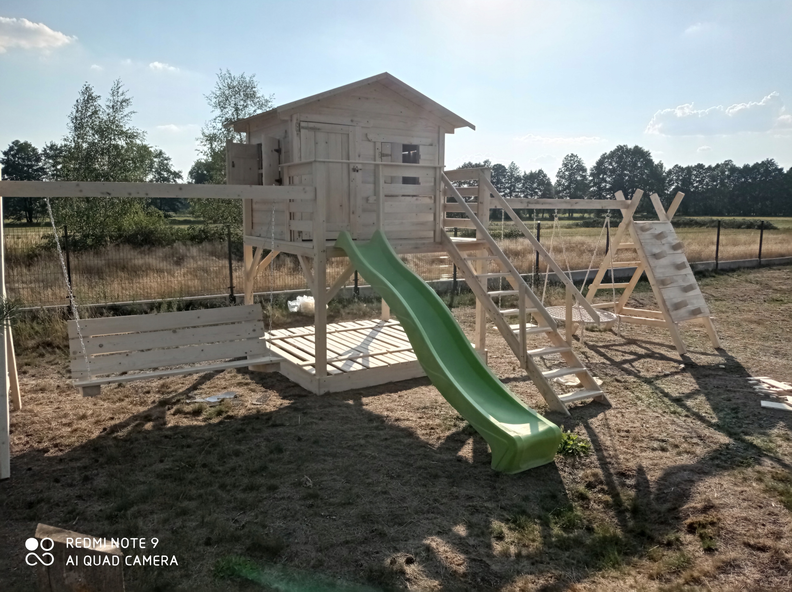 Vaikų lauko žaidimų aikštelė su nameliu su čiuožykla su smėlio dėže su sūpynėmis su laipiojimo zona su staliuku 200×150