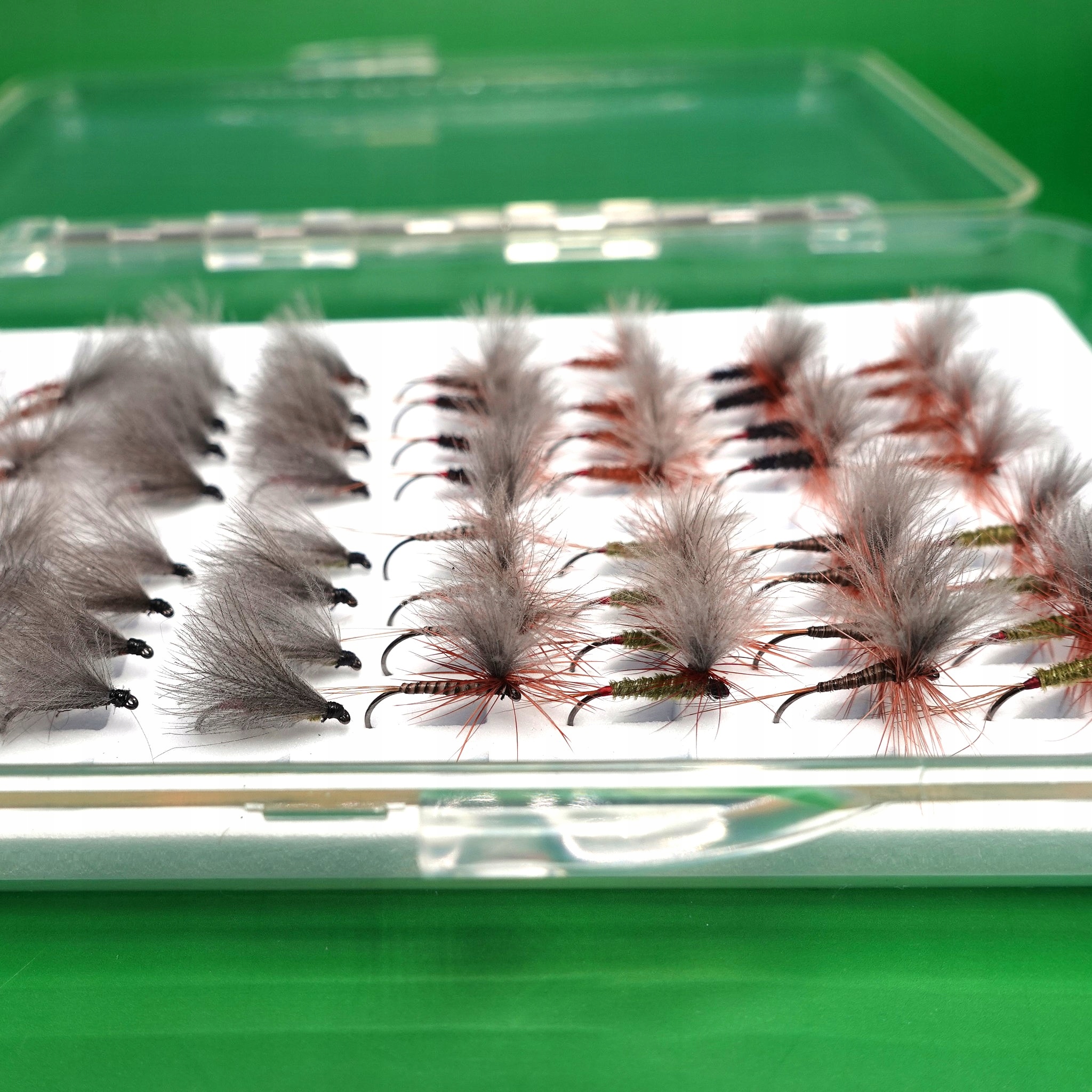 Zestaw64SztucznychMuchSucheMuchyCDCwPudelkuVisioninFlyFishingKodproducentaSulciflyPMDset001 belsilt Vision in Fly Fishing sausų dirbtinių muselių rinkinys 64 vnt