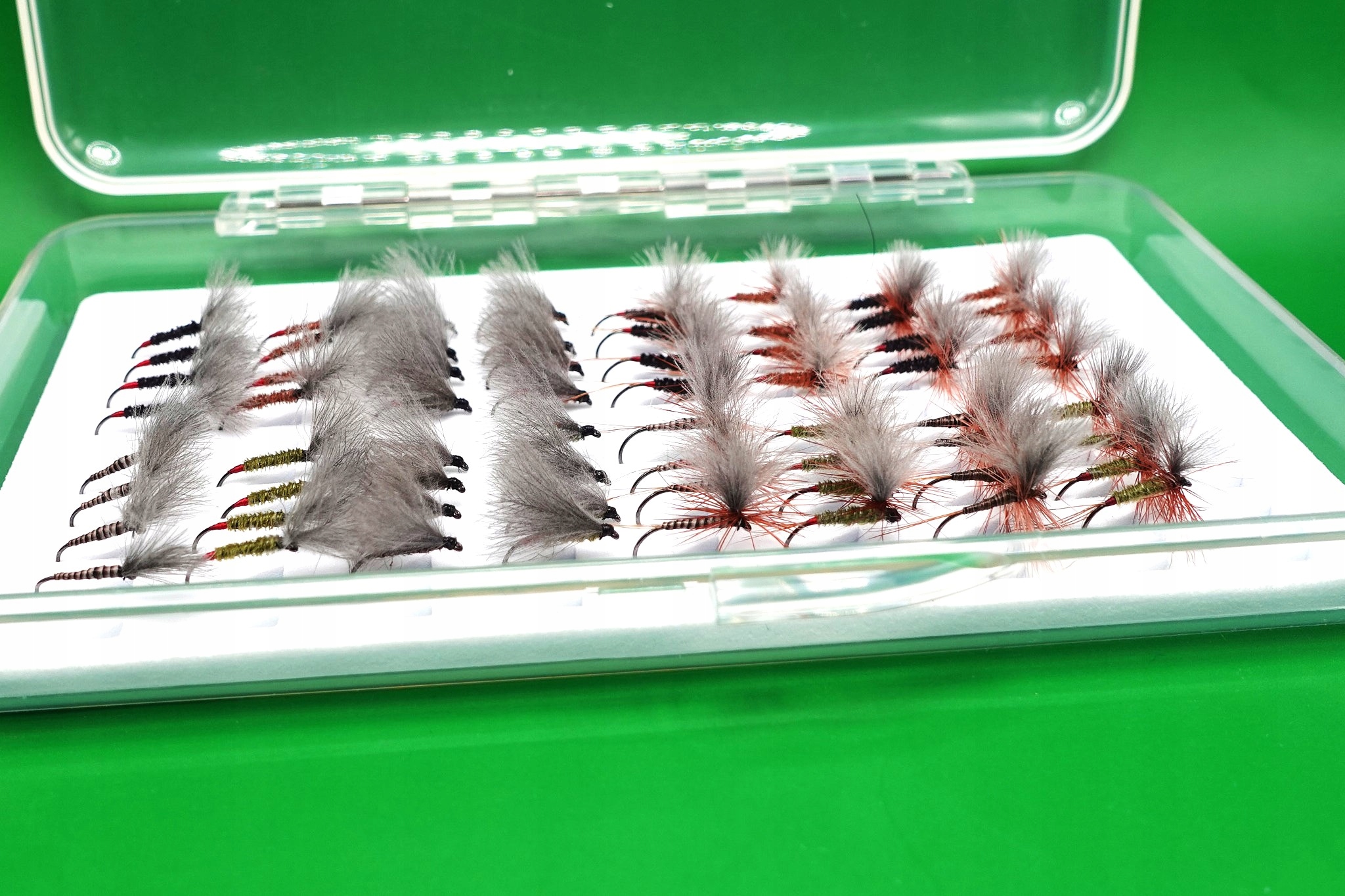 Zestaw64SztucznychMuchSucheMuchyCDCwPudelkuVisioninFlyFishing belsilt Vision in Fly Fishing sausų dirbtinių muselių rinkinys 64 vnt