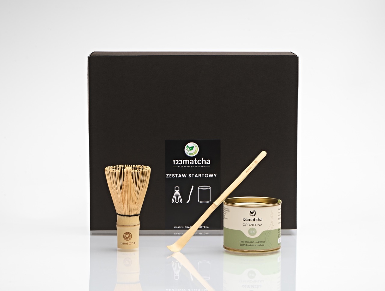 ZestawStartowydomatchyMatchaCodzienna30gChasenChashakuprezentswieKodproducenta5903864768640 belsilt Dovanų matcha rinkinys 30 g su chasen šluotele ir chashaku šaukšteliu namų ritualui