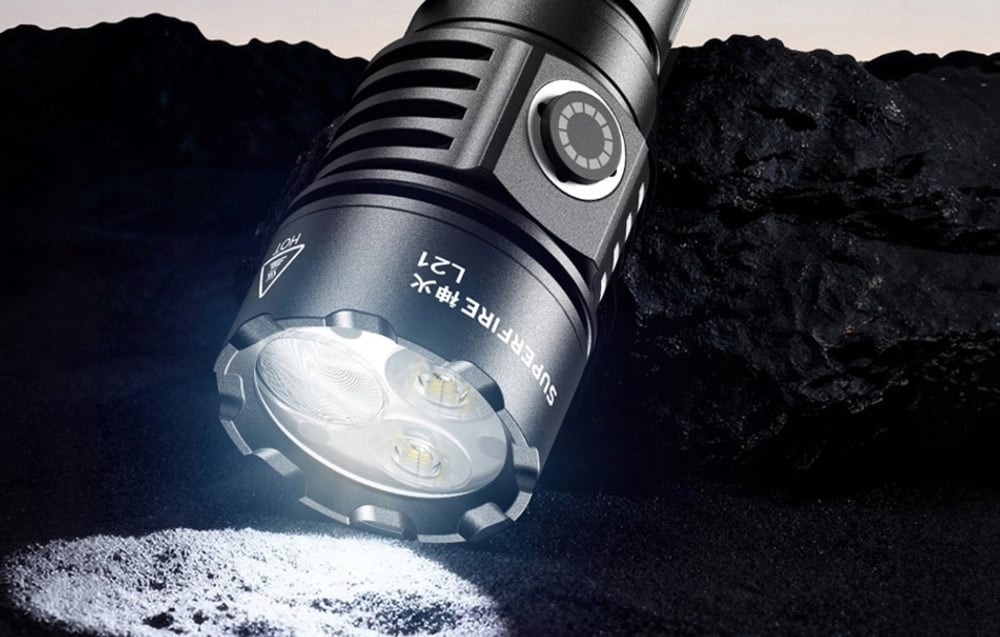 AkumulatorowaLatarkaLEDSuperfireL21Aluminiowa1350lm15WUSBCIP44Waga240g belsilt Aliumininis akumuliatorinis LED žibintuvėlis Superfire L21 1350 lm 15 W USB C IP44