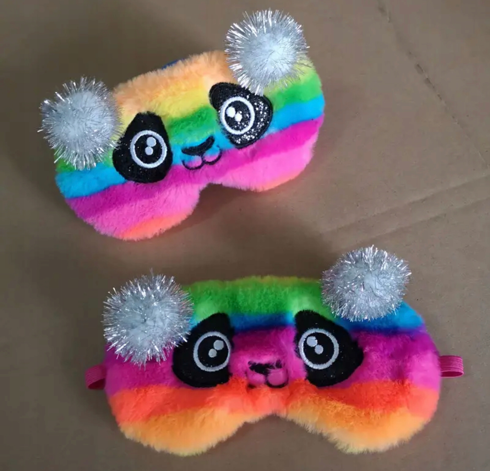 OPASKANAOCZYMASKADOSPANIASNURELAKSUpandamisOLDMANNAGUMCEKodproducentaOPASKADLADZIECINAOCZYPandamis belsilt Vaikiška akių kaukė miegui Oldman kelionėms pliušinė meškučio dizainas su ausų kištukais sidabrinė