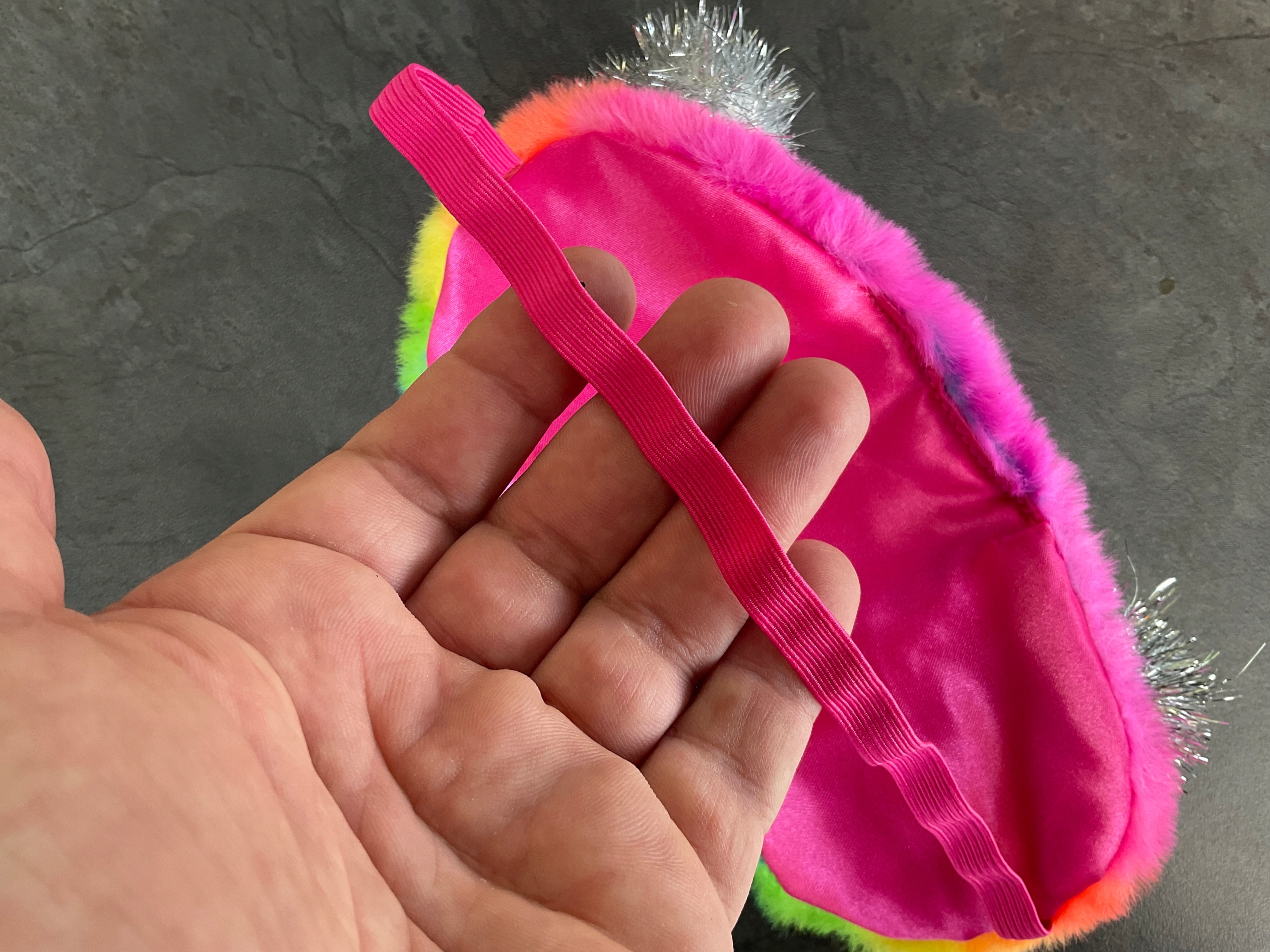 OPASKANAOCZYMASKADOSPANIASNURELAKSUpandamisOLDMANNAGUMCEPlecuniseks belsilt Vaikiška akių kaukė miegui Oldman kelionėms pliušinė meškučio dizainas su ausų kištukais sidabrinė
