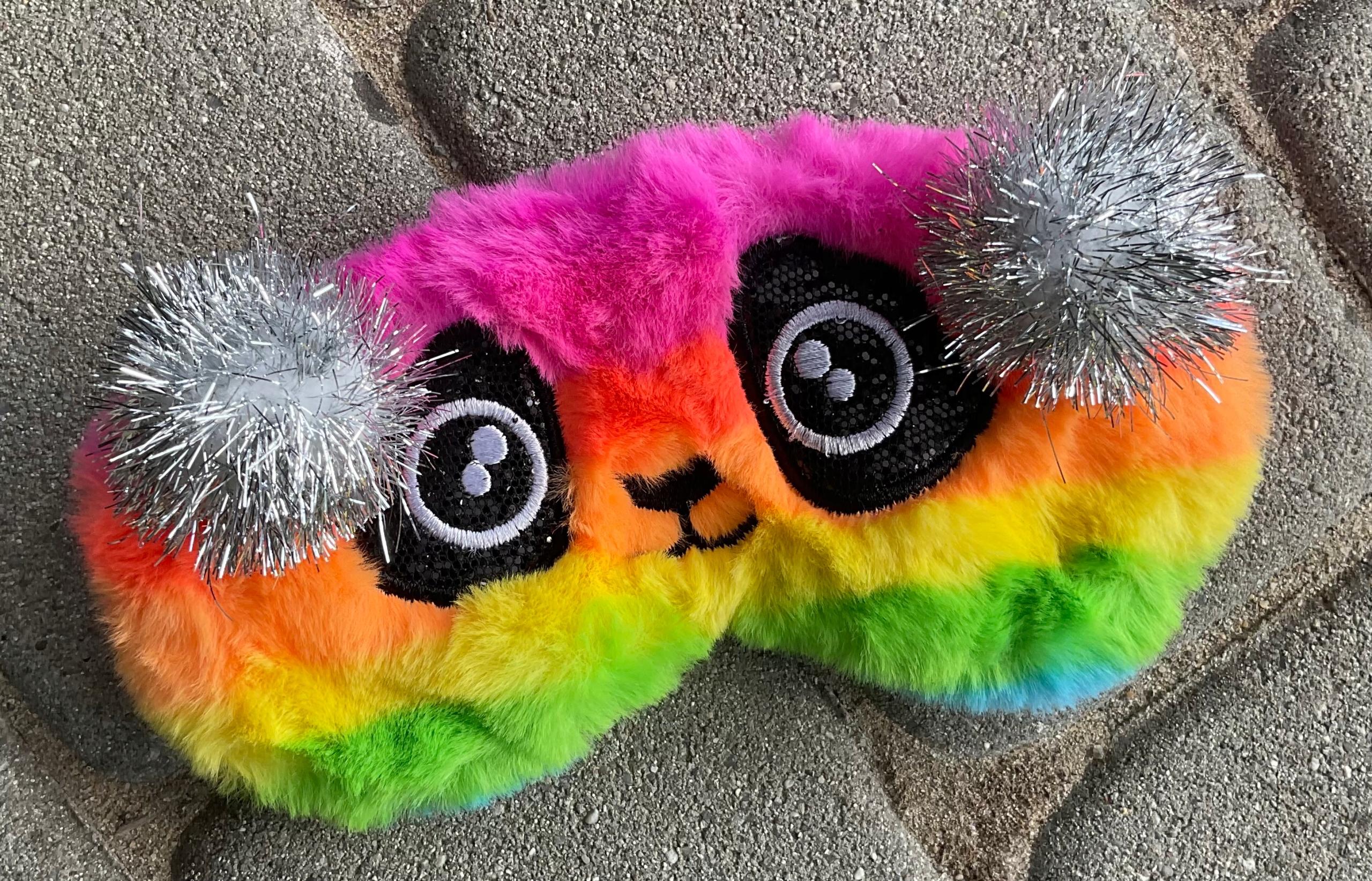 OPASKANAOCZYMASKADOSPANIASNURELAKSUpandamisOLDMANNAGUMCESkladmaterialowyPlusz belsilt Vaikiška akių kaukė miegui Oldman kelionėms pliušinė meškučio dizainas su ausų kištukais sidabrinė