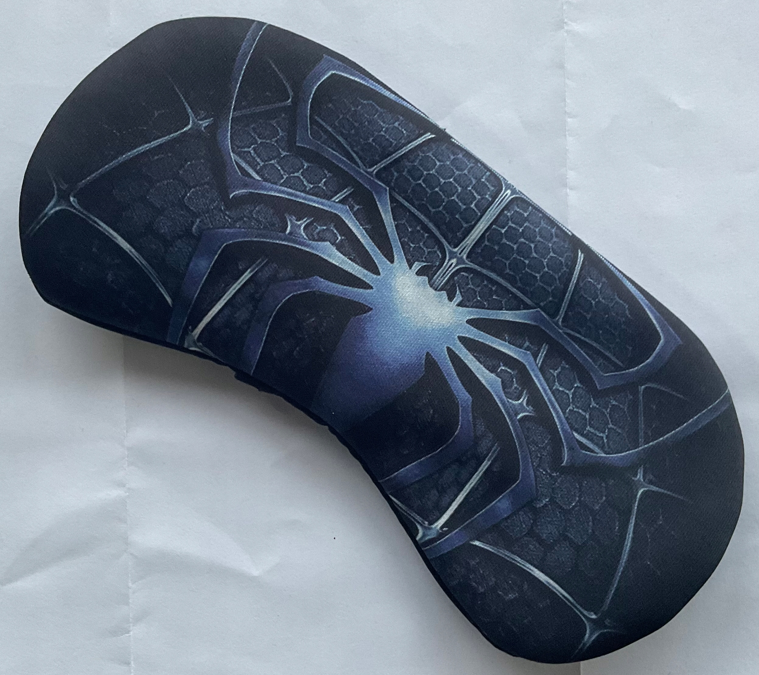 OPASKANAOCZYmaskadospaniaRELAKSUSPIDERMANaksamitnaOLDMANnagumceKolorwielokolorowy belsilt Akių kaukė miegui Oldman kelionėms juoda