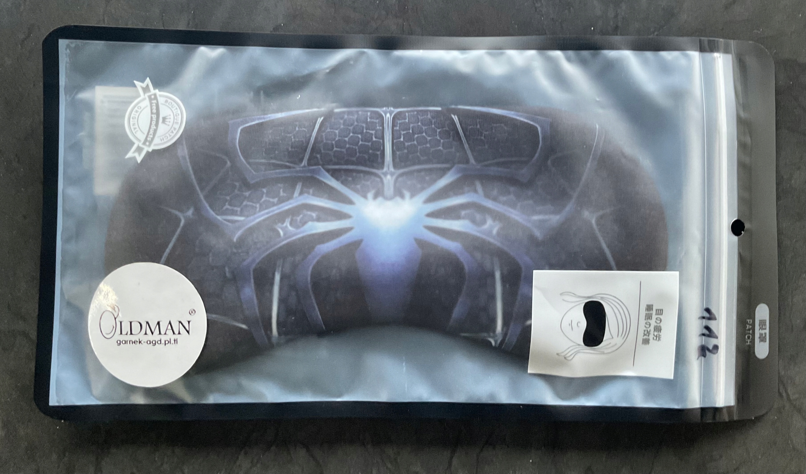 OPASKANAOCZYmaskadospaniaRELAKSUSPIDERMANaksamitnaOLDMANnagumceSkladmaterialowyPoliester belsilt Akių kaukė miegui Oldman kelionėms juoda