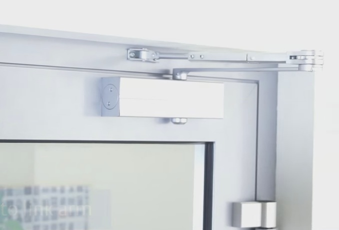 SamozamykaczdodrzwiAssaAbloyDC140zramieniemzblokadaSREBRNYKodproducentaDC140L141EV1 belsilt Durų pritraukėjas su fiksacija ASSA ABLOY DC140 EN 25 sidabrinis