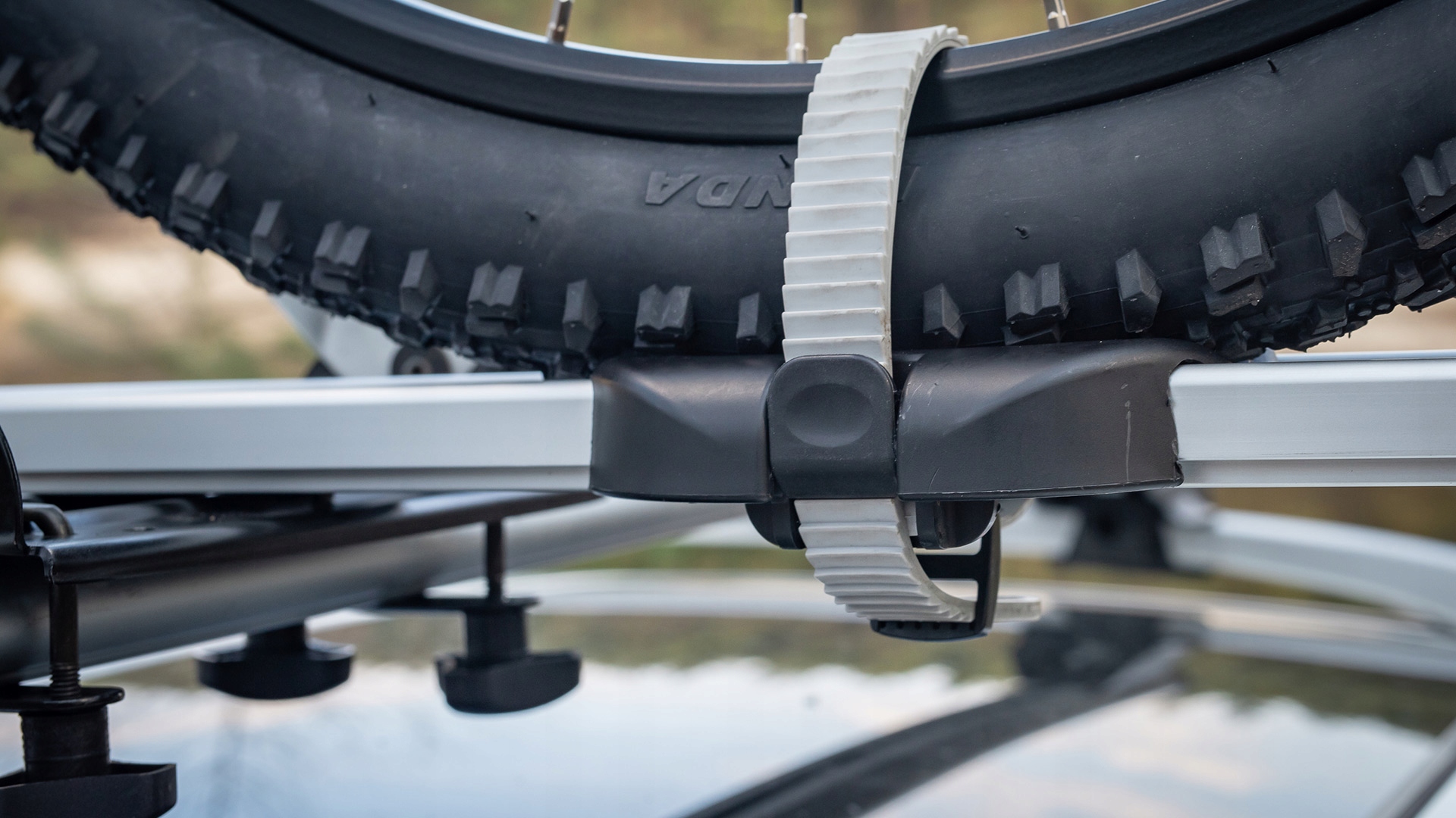 Taurus BikeUp aliumininis stogo dviračio laikiklis su užraktu, iki 17 kg - Image 4