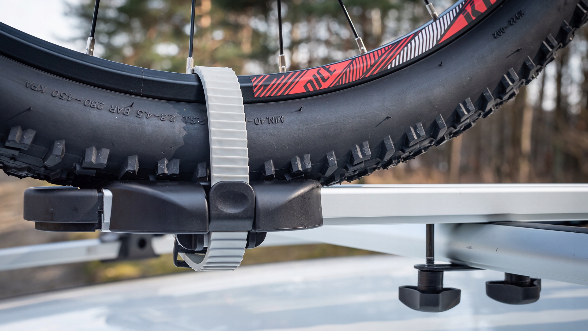 Taurus BikeUp aliumininis stogo dviračio laikiklis su užraktu, iki 17 kg - Image 5