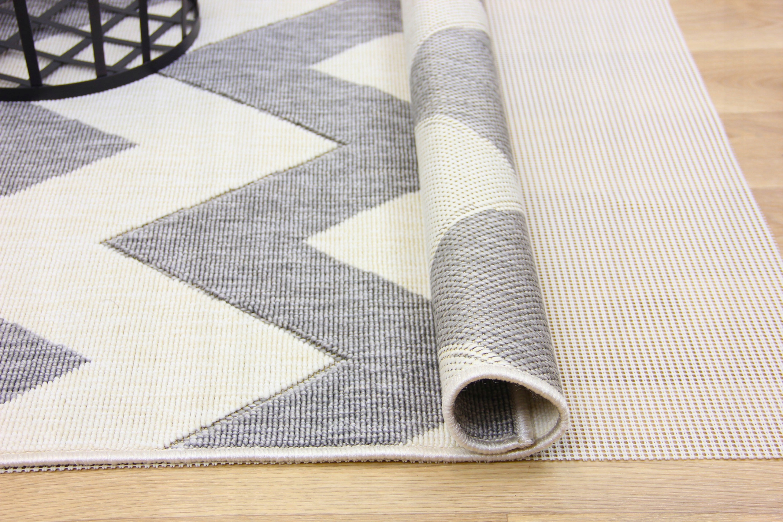Kerpamas PVC neslystantis tinklelis po kilimu 60 cm pločio belsilt Kerpamas PVC neslystantis tinklelis po kilimu 60 cm pločio