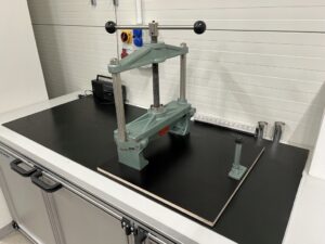 Curt Beier B500 knygrišystės presas knygų nugarėlių formavimui 44 cm