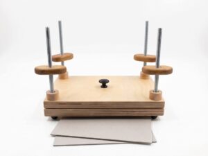 Medinis knygrišystės presas knygoms 20 × 30 cm beržinė fanera 20 mm