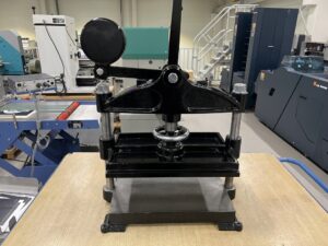 Sraigtinis knygrišystės presas su prispaudimo įrankiu 480 × 330 mm 3 t