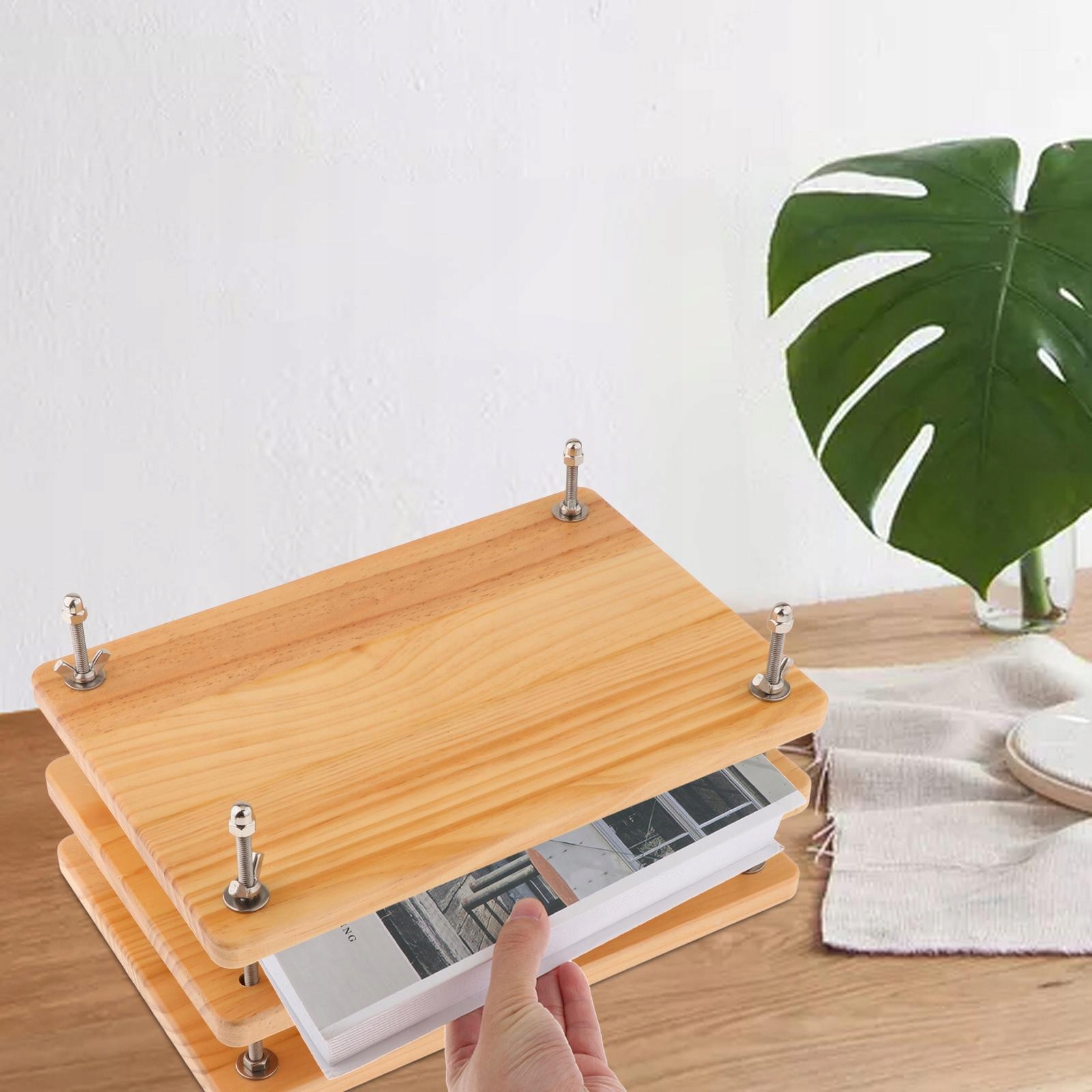 Trijų plokščių nešiojamas knygų presas 30 × 20 cm rankiniam įrišimui belsilt Trijų plokščių nešiojamas knygų presas 30 × 20 cm rankiniam įrišimui